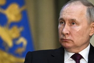 Vladimir Poutine "est présumé responsable du crime de guerre de déportation illégale de population (enfants) et de transfert illégal de population (enfants) des zones occupées d'Ukraine vers la Fédération de Russie", estime la cour.